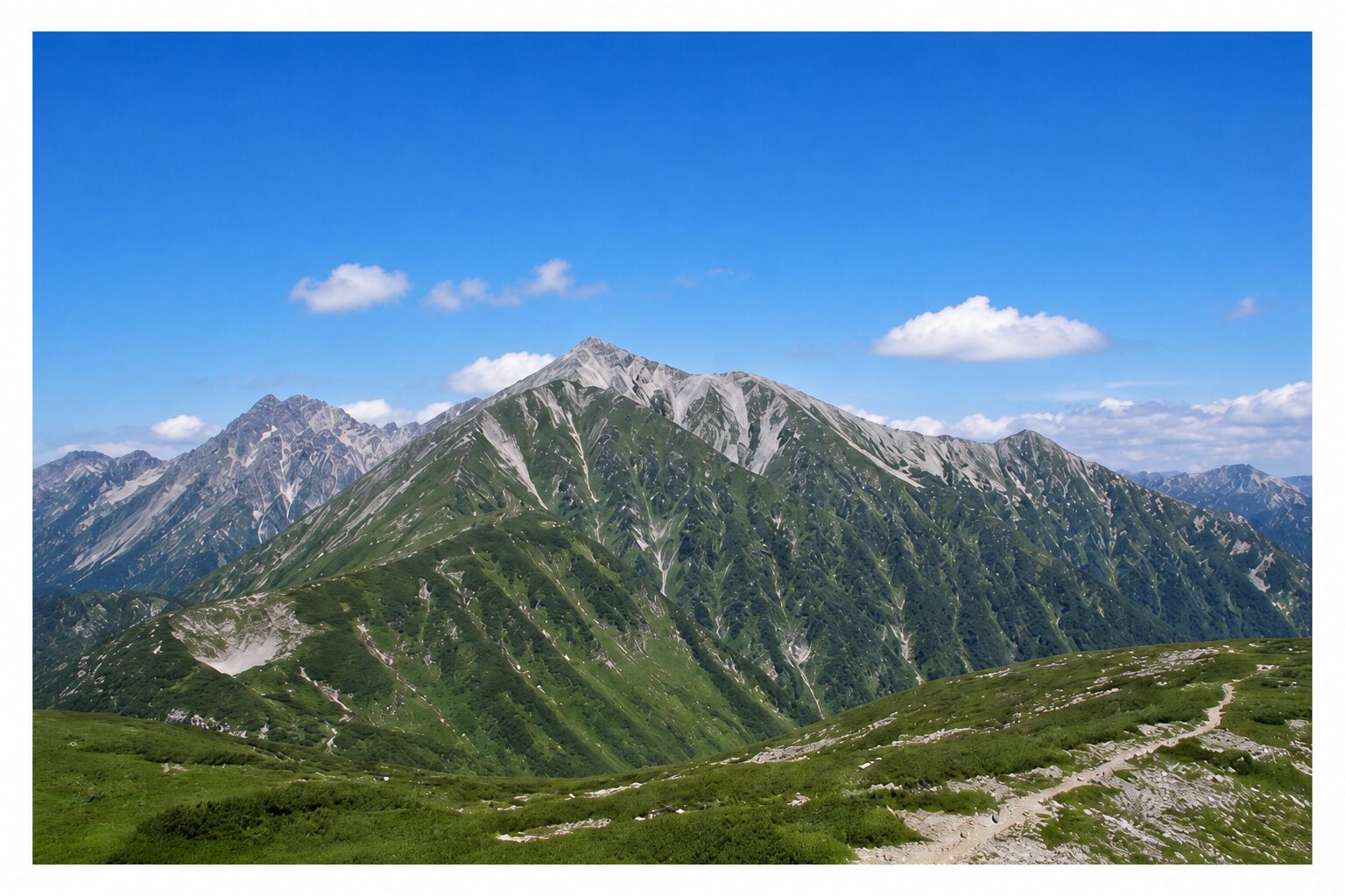 border-radiusを指定する前の四隅が直角になっている山の画像